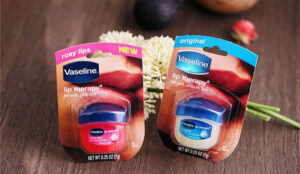 Son dưỡng môi Vaseline hồng (Vaseline Lip Therapy Rosy Lips) & Vaseline vàng (Vaseline Lip Therapy Creme Brulee)